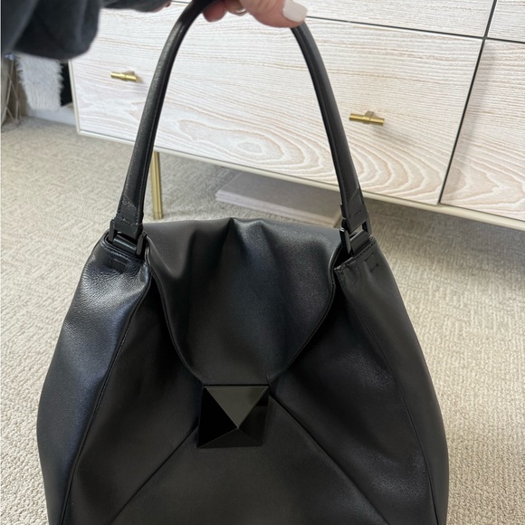 Valentino Garavani Black Shoulder Bag - Picture 3 of 11